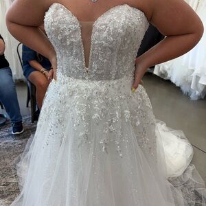 Elegant White Strapless Wedding Dress